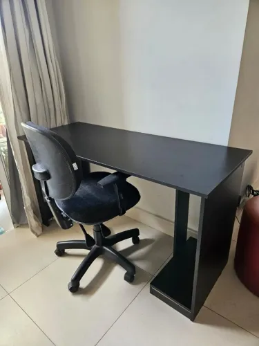 Mesa escrivaninha + cadeira rotativa