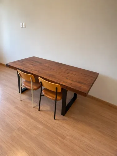 Vendo Mesa de madeira com estrutura em ferro preto e duas cadeiras com assentos estofados.