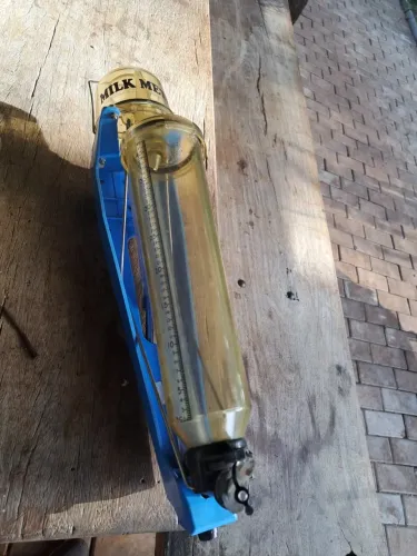 Medidor manual de leite