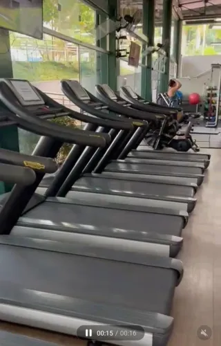 Esteiras profissional da Technogym,tem 11 unidades 