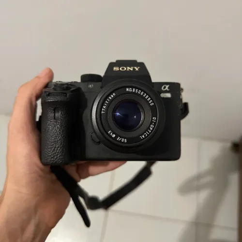 Sony A7S II + Cage Ulanzi + 2 Lentes TTArtisan + 7 Baterias