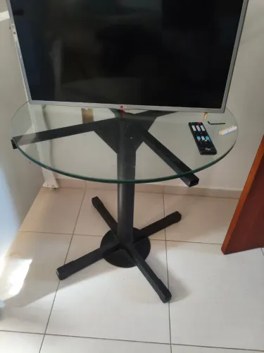 Mesa com tampo de vidro