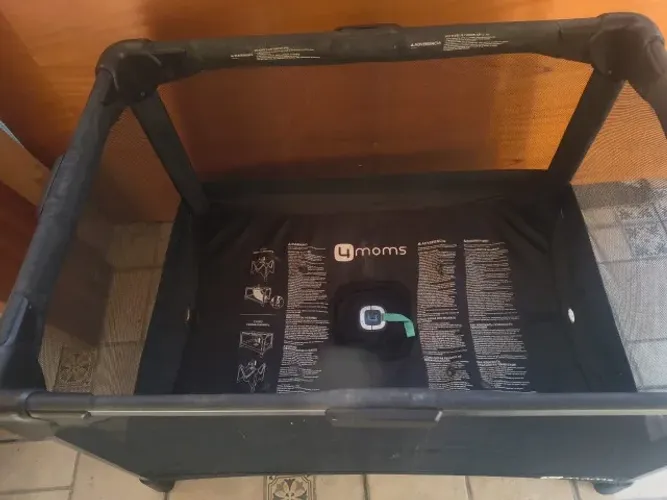4moms breeze plus - Cercado portátil com berço removível e trocador de bebê, fácil configu