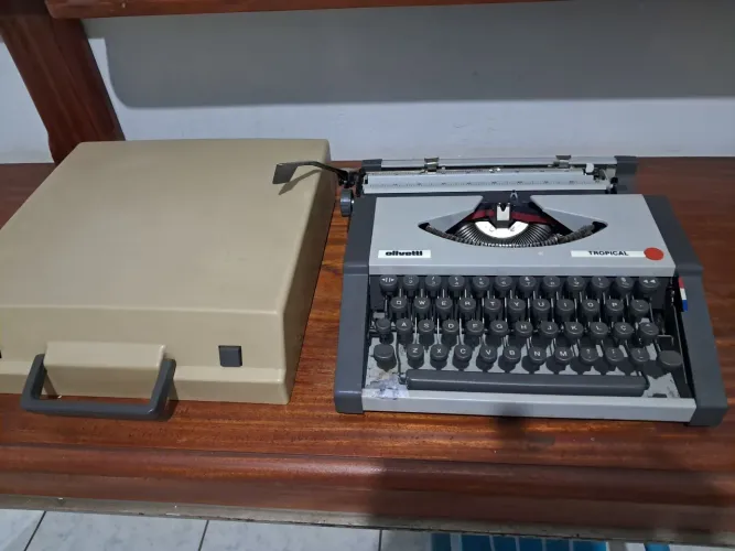 Maquina de escrever Olivetti antiga
