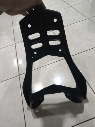 Suporte de baú bagageiro para Yamaha NMAX 2024 em ótimo estado de conservação.
