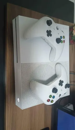 Console Xbox one E-1tb- 2 controle nunca aberto ,nunca demostrou problemas vai com caixa !