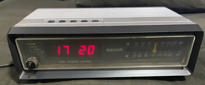 Rádio relógio despertador antigo SEMP leia a descrição