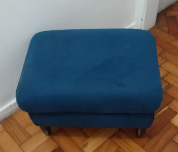 Puf azul com pé de madeira