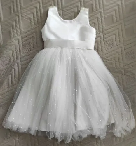 VESTIDO DAMINHA ALTO LUXO, EM CETIM, COM BODADO EM PEROLAS E LAÇO MAGNÍFICO - 2 ANOS