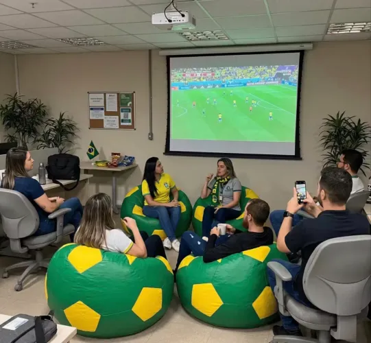 Puff Bola de Futebol Verde e Amarela