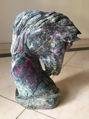 Escultura de Cabeça de Cavalo em Coredon de Rubi