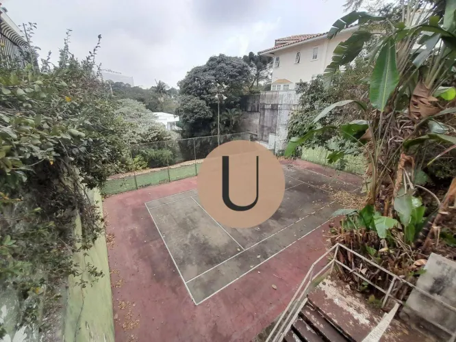 Um dos Últimos Terrenos Próximos à Praça Vinícius de Moraes