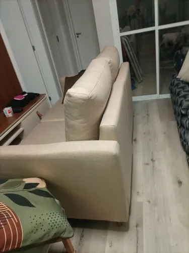 Vendo sofá 3 lugares,mesa com 4 cadeiras semi novo
