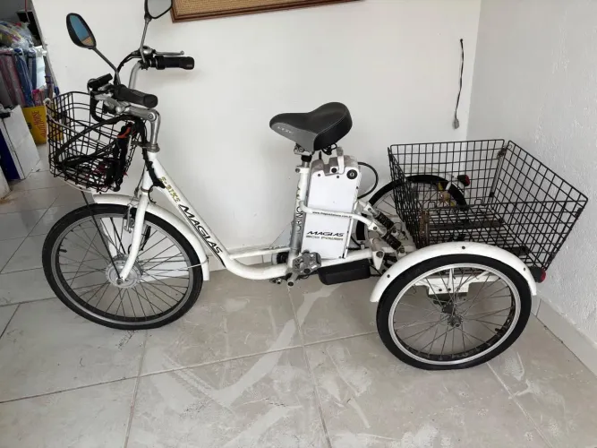 Triciclo elétrico com bateria
