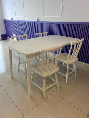 Mesa branca em madeira com quatro cadeiras