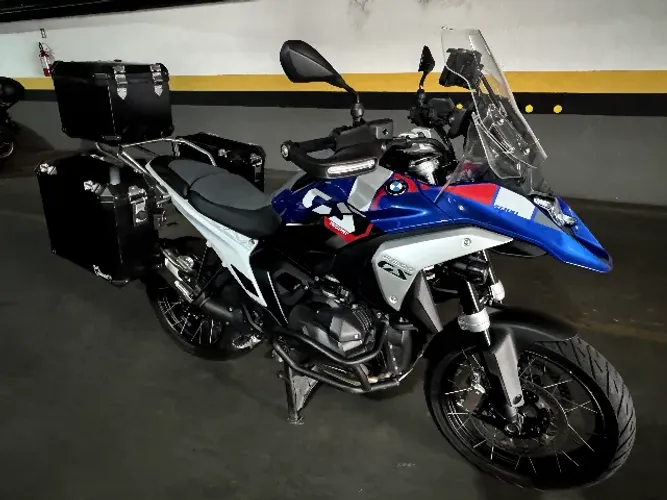 Bmw GS1300 Trophy 2024 com acessórios e baús
