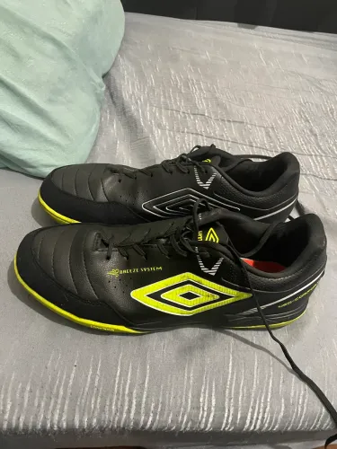 Chuteira Umbro Neocomfort Seminova