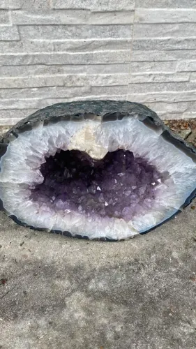 Geodo de ametista natural, caracterizado por uma cavidade rochosa interna