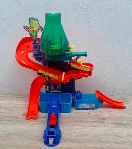 pista da hot wheels laboratório<br>Usado porém conservado