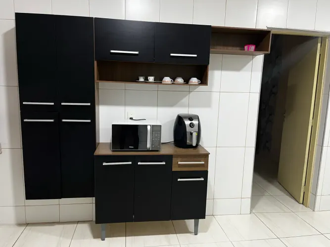 Armário de Cozinha Completo Preto com Madeira