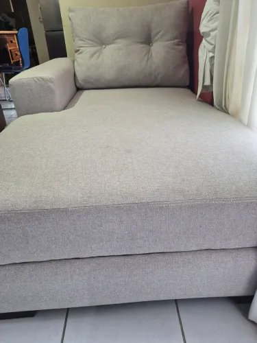 Sofá de linho cinza com três lugares e um chaise, impermeabilizado.