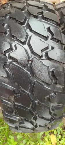 Vendo jogo de Pneus aro 33x12.50 R15 em bom estado.
