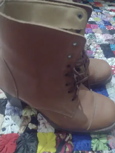 Bota salto grosso belíssima 