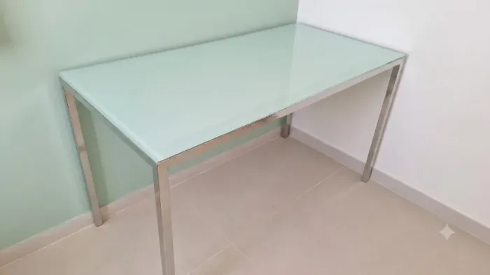 Mesa de Vidro Temperado e Aço Inox Estilo Clean