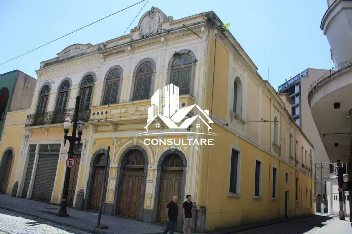 Prédio Comercial à Venda no Centro Histórico de Santos com 3.000 m² e Estrutura Corporativ