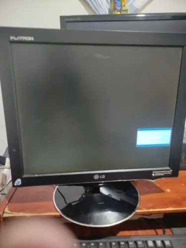Monitor lg de 17 polegadas com pequena mancha na tela com vga e Dvi