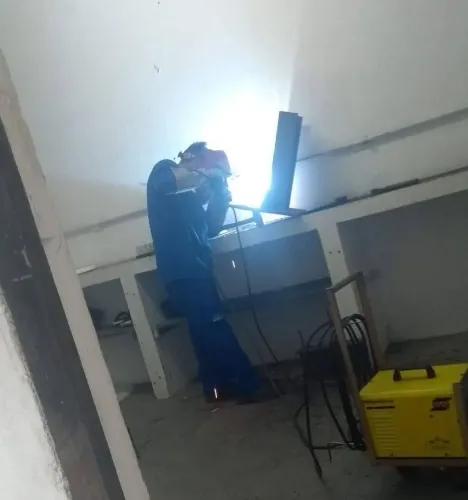 Serralheiro profissional disponível em a domicílio 