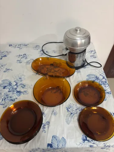 Lote Desapego Cozinha: Jogo Duralex Âmbar + Espremedor Industrial com defeito