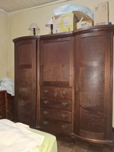 relíquia guarda roupa  em ótimo estado 
