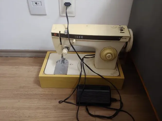 Maquina de Costura Singer 241 - RETIRAR NA ZN - BAIRRO LIMÃO
