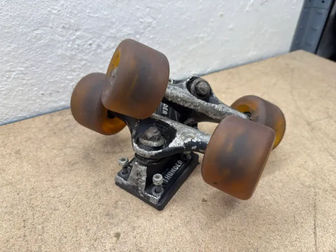 SKATE - Truck Thunder com rodas Sector 9