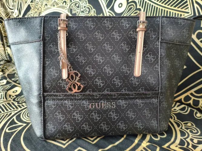 Bolsa GUESS - Monograma Clássico com Detalhes em Dourado