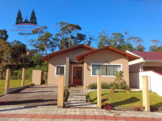 Casa à venda com excelente padrão de acabamento no Centro de Antônio Carlos/SC