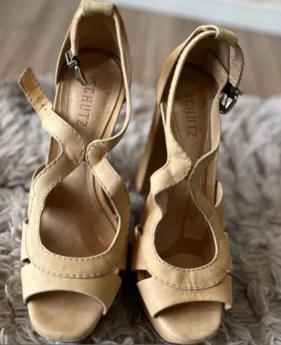Sandália salto alto Marca Shutz - cor caramelo 37