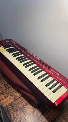 Teclado Behringer UMX490 + Violão Madrid MD-100EC