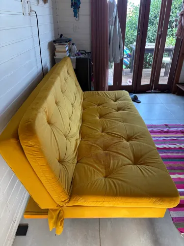 Sofá-cama amarelo ? ótimo para 2 pessoas