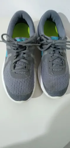 Tênis Nike Revolution4.  ( feminino).Original/ made in Indonésia.Tam.35. Usado.