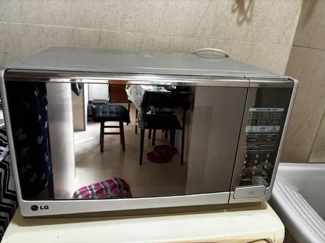 Microondas LG 30 Litros, 6 Programas, Função Grill, Função Combinada em Excelente Estado