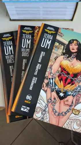 Coleção Mulher Maravilha - Terra Um (Completa)