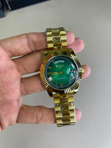 Relógio Daydate Mobwol Dourado com fundo verde 