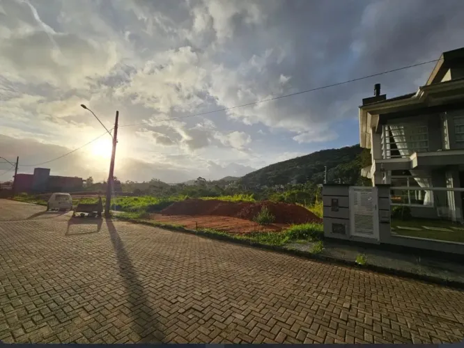 Terreno de 450 m² à venda em Condomínio Fechado - Bairro Saco Grande, em Florianópolis/SC.