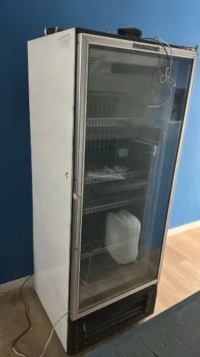 Cervejeira Expositora Vertical Prosdocimo 500 Litros - Porta de Vidro