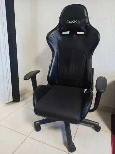 Cadeira gamer usada.
