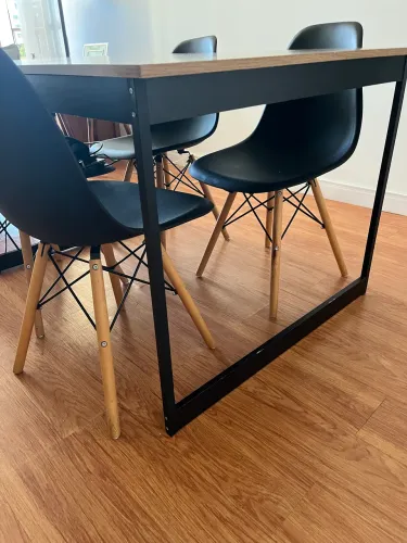 Mesa estilo industrial com 4 cadeiras
