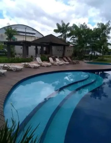 VENDO LINDO E AMPLO APARTAMENTO NO CONDOMÍNIO CHÁCARAS MONTENEGRO.