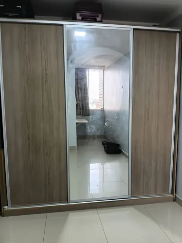 Vendo guarda roupa 3 portas de correr com espelho